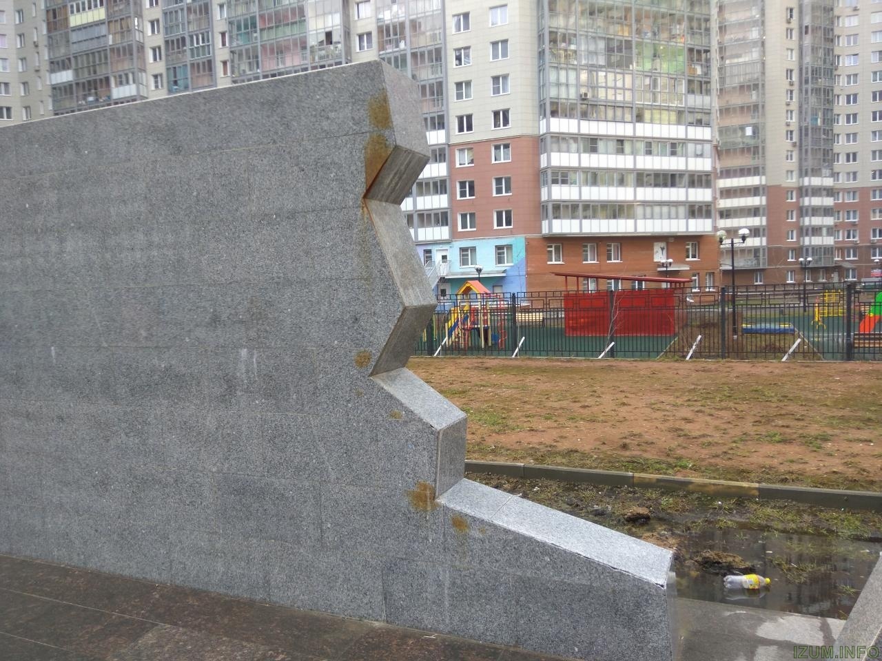 Памятник на Бльваре Космонавтов в Изумрудных холмах (2).jpg