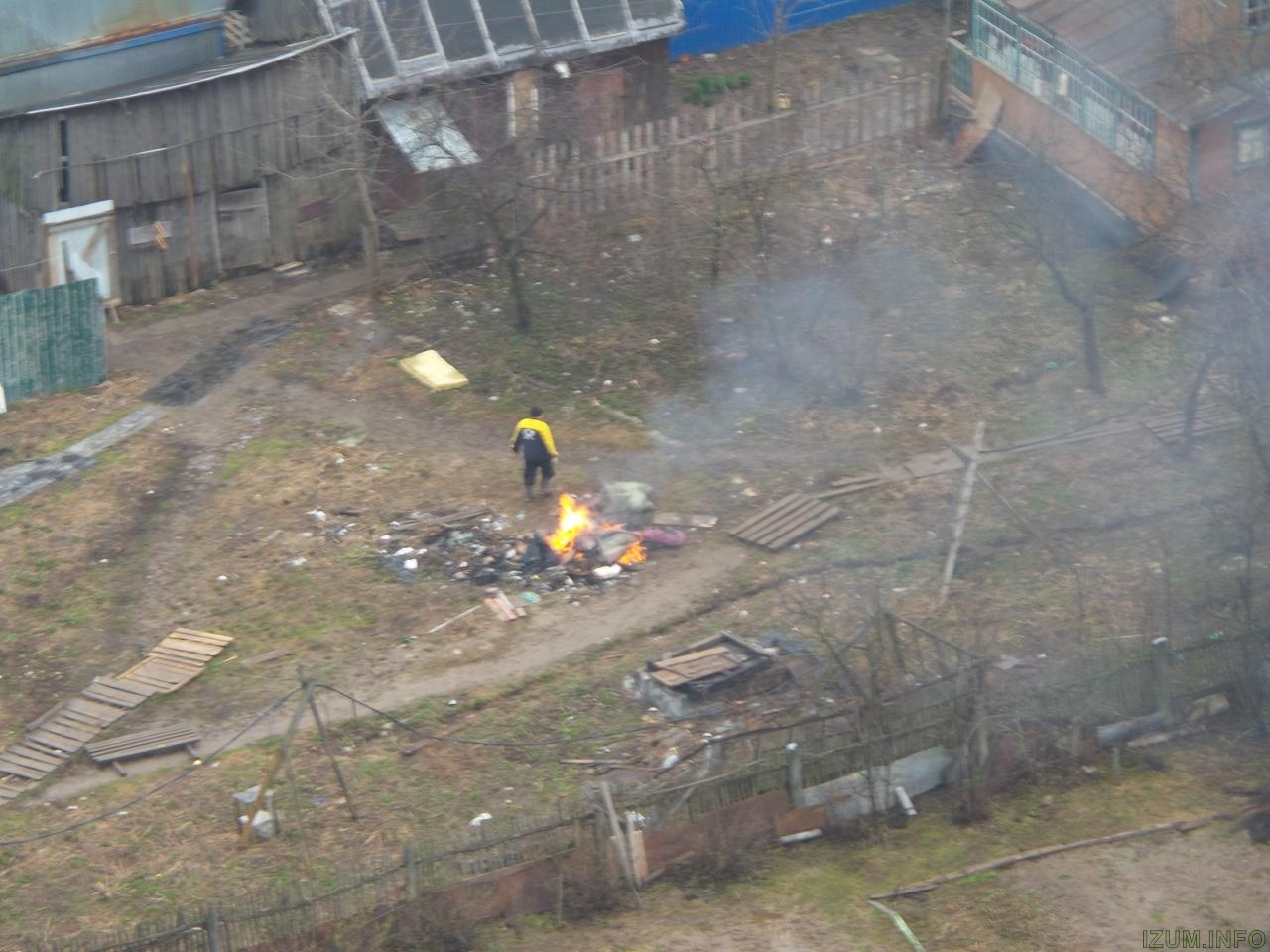 Изумрудные холмы сжигают мусор под домом (2).jpg