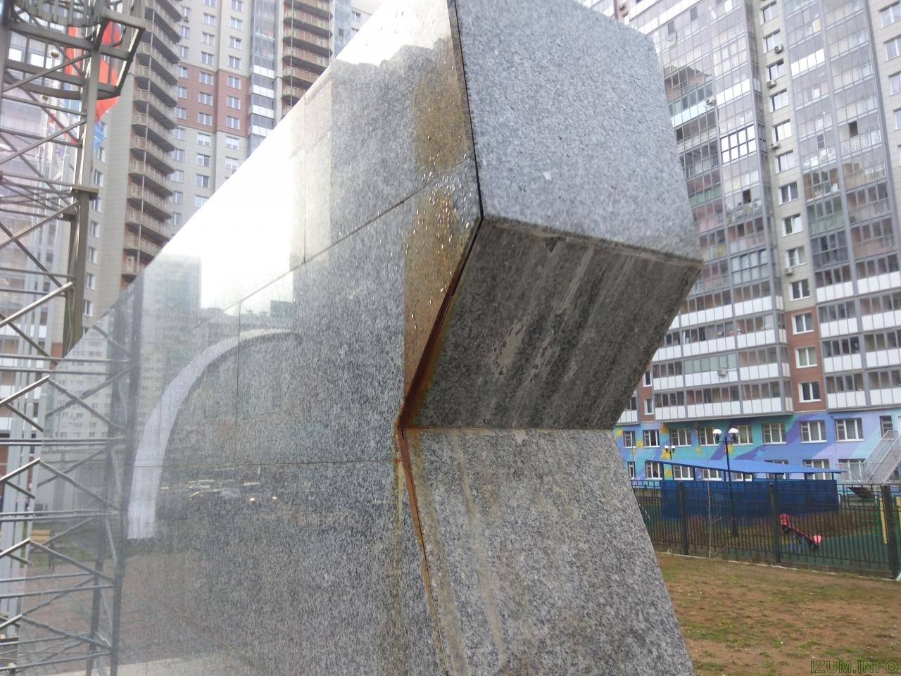 Памятник на Бльваре Космонавтов в Изумрудных холмах (1).jpg